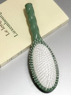 La Bonne Brosse Our Hair Brushes*N.04 The Massaging Detangling Hair Brush Almond Green