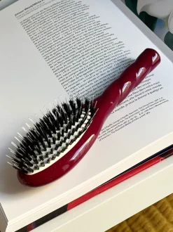La Bonne Brosse Our Hair Brushes|Our Small Brushes*N.02 The Small Care & Detangling Hair Brush THE ESSENTIAL Cherry Red